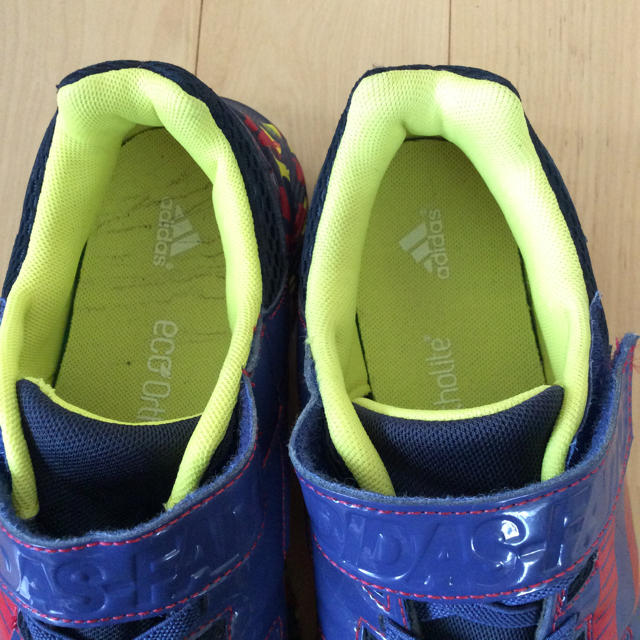 adidas(アディダス)の美品アディダススニーカー キッズ/ベビー/マタニティのキッズ靴/シューズ(15cm~)(スニーカー)の商品写真