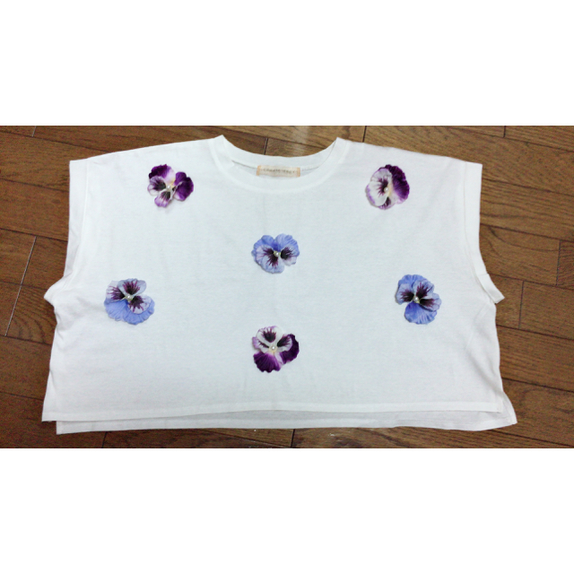 Honey mi Honey(ハニーミーハニー)のハニーミーハニー Tシャツ パンジー お花造花 レディースのトップス(Tシャツ(半袖/袖なし))の商品写真