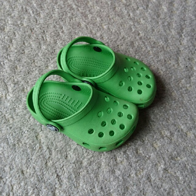 crocs(クロックス)のクロックス C④⑤ キッズ/ベビー/マタニティのベビー靴/シューズ(~14cm)(サンダル)の商品写真