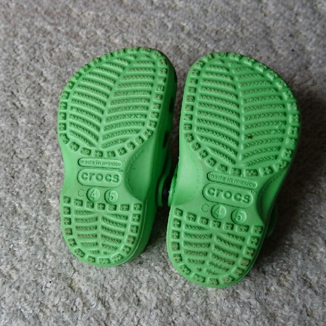 crocs(クロックス)のクロックス C④⑤ キッズ/ベビー/マタニティのベビー靴/シューズ(~14cm)(サンダル)の商品写真