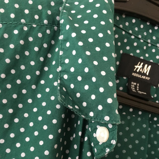 H&M(エイチアンドエム)の２枚セット (緑・ホワイト)長袖シャツ メンズのトップス(シャツ)の商品写真