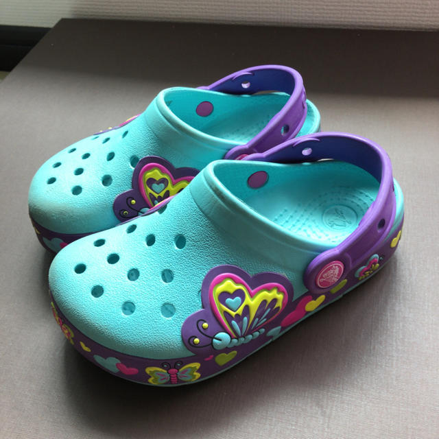 crocs(クロックス)のまーこ様 キッズ/ベビー/マタニティのキッズ靴/シューズ(15cm~)(サンダル)の商品写真