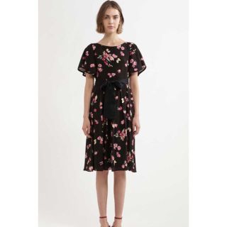 ジルスチュアート(JILLSTUART)の2017年大人気完売！美品！ジルスチュアートの花柄リボンベルト付きワンピース(ひざ丈ワンピース)