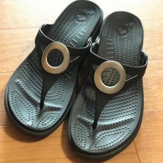 クロックス(crocs)の【美品】クロックス ビーチサンダル 黒(ビーチサンダル)