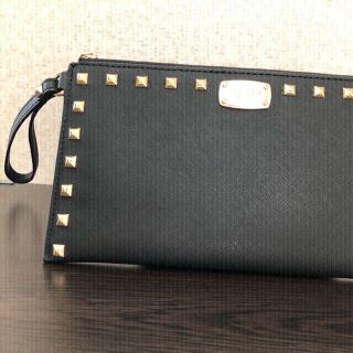 マイケルコース(Michael Kors)の【完全未使用品】MICHAEL KORS クラッチバッグ 黒(クラッチバッグ)