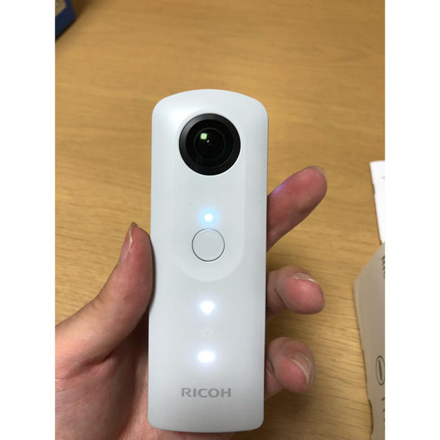 RICOH(リコー)のRICOH THETA SC ホワイト スマホ/家電/カメラのカメラ(コンパクトデジタルカメラ)の商品写真