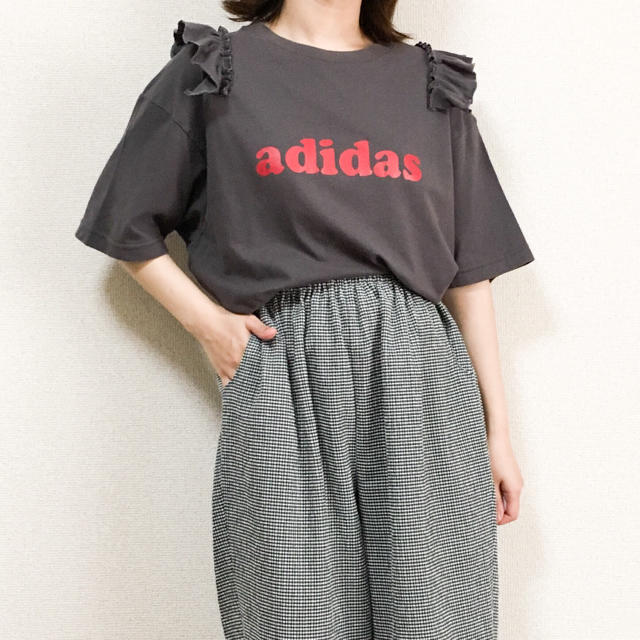 adidas(アディダス)の［remake］グレーadidas肩フリルTシャツ レディースのトップス(Tシャツ(半袖/袖なし))の商品写真