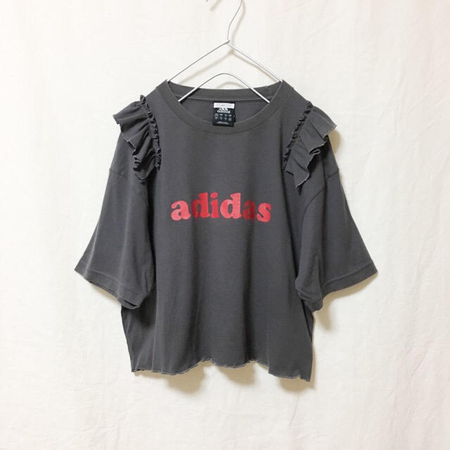 adidas(アディダス)の［remake］グレーadidas肩フリルTシャツ レディースのトップス(Tシャツ(半袖/袖なし))の商品写真