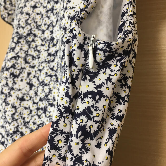 ZARA(ザラ)の美品♡花柄ワンピースXS(今月で削除予定) レディースのワンピース(ひざ丈ワンピース)の商品写真