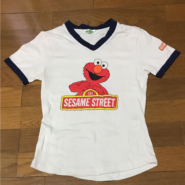 SESAME STREET - セサミストリート エルモ プリントTシャツ VネックTシャツ ELMOの通販 by iye's store