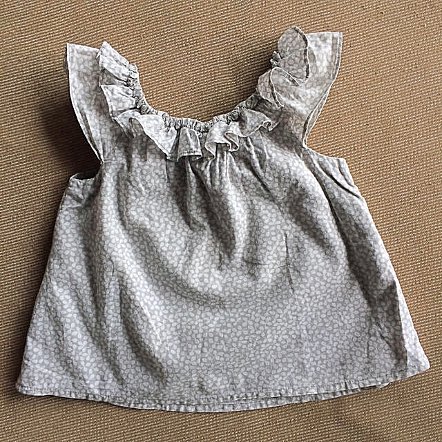 babyGAP(ベビーギャップ)の女子 babyGAP ノースリーブシャツ 90㎝ キッズ/ベビー/マタニティのキッズ服女の子用(90cm~)(ブラウス)の商品写真