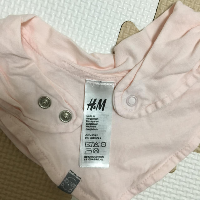 H&M(エイチアンドエム)のスタイ H&M キッズ/ベビー/マタニティのこども用ファッション小物(ベビースタイ/よだれかけ)の商品写真