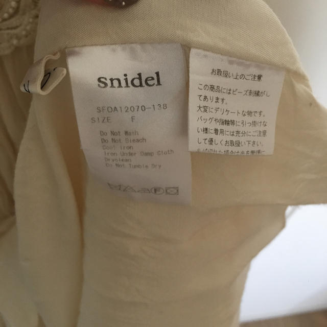 SNIDEL(スナイデル)のスナイデル snidel ビーズ刺繍ベアワンピース ベージュ アイボリー レディースのワンピース(ロングワンピース/マキシワンピース)の商品写真