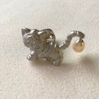 アクセサリーピン ブローチ 猫？虎？シルバー淡水パール付き(ブローチ/コサージュ)