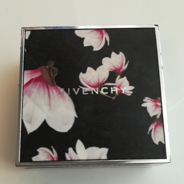 GIVENCHY　プリズム・リーブル 01