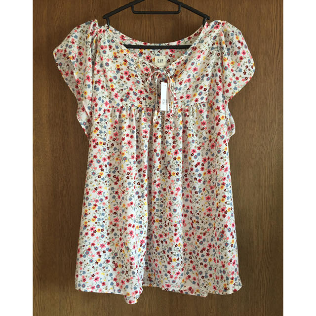 GAP(ギャップ)の【新品・未使用】花柄ブラウス レディースのトップス(シャツ/ブラウス(半袖/袖なし))の商品写真