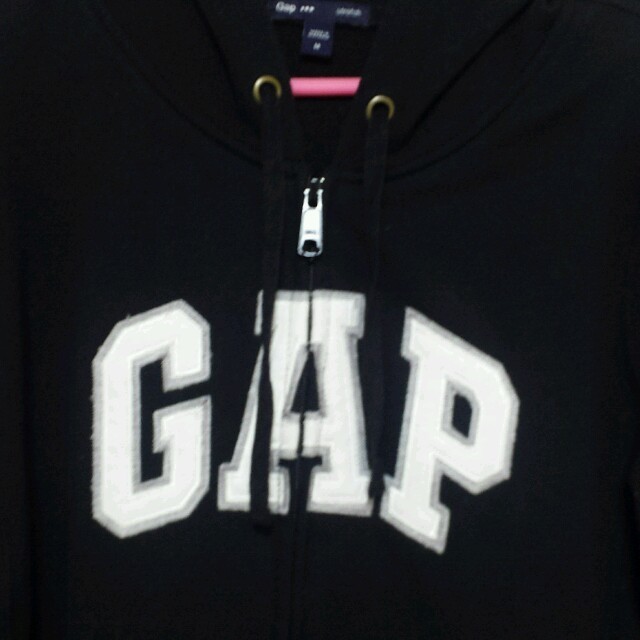 GAP(ギャップ)のパーカー(GAP.ブラック白字) レディースのトップス(パーカー)の商品写真