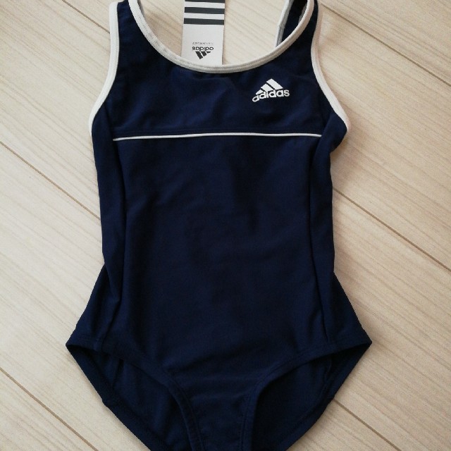 adidas(アディダス)の新品タグ付き　スクール水着　アディダス　120㎝ キッズ/ベビー/マタニティのキッズ服女の子用(90cm~)(水着)の商品写真