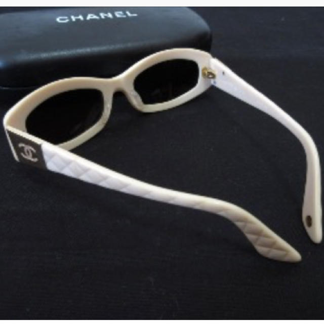 CHANEL(シャネル)のシャネル ホワイト マトラッセ フレーム サングラス  レディースのファッション小物(サングラス/メガネ)の商品写真