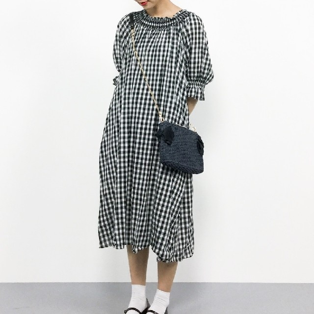 Dot&Stripes CHILDWOMAN(ドットアンドストライプスチャイルドウーマン)のギンガムボイル　スモッキング刺繍ボリュームワンピース

 レディースのワンピース(ひざ丈ワンピース)の商品写真