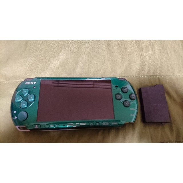 PlayStation Portable(プレイステーションポータブル)のPSP-3000 グリーン 美品　純正バッテリーと充電器付 エンタメ/ホビーのゲームソフト/ゲーム機本体(携帯用ゲーム機本体)の商品写真