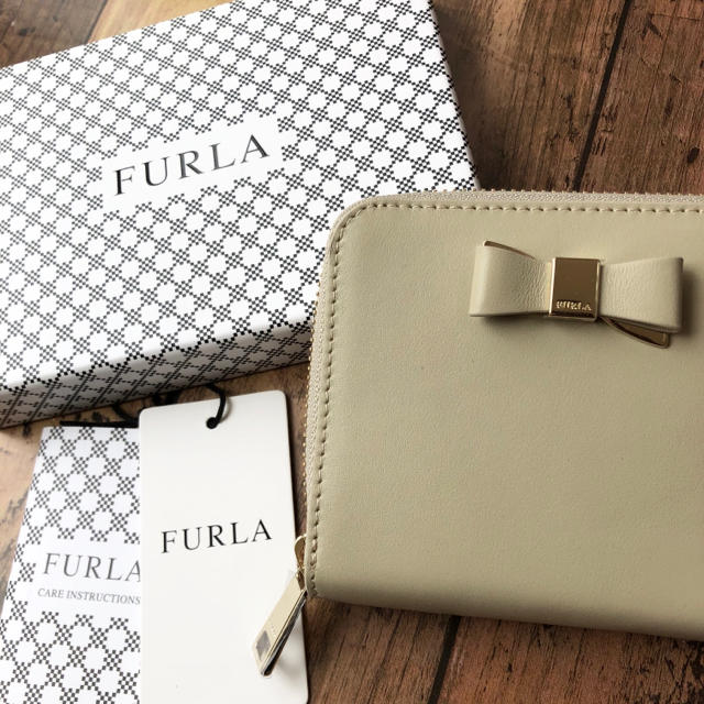 新品☆FURLA ライトベージュ バニラ レザー 折り財布