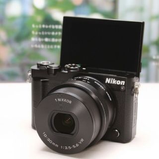 ニコン(Nikon)の✨美品✨Wi-Fi搭載＆自撮りミラーレス一眼❤Nikon 1 J5 ブラック(ミラーレス一眼)