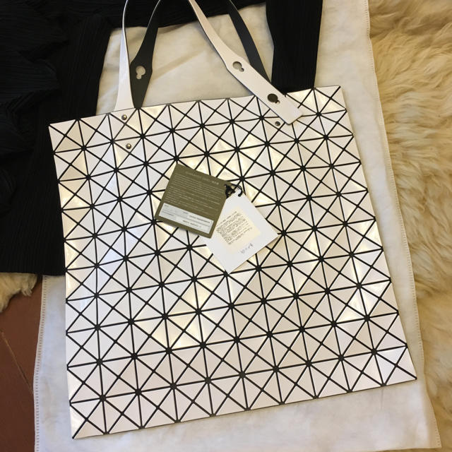 ISSEY MIYAKE(イッセイミヤケ)の専用 イッセイミヤケ BAOBAO プリズム １０X１０ 新品未使用 艶白 レディースのバッグ(トートバッグ)の商品写真