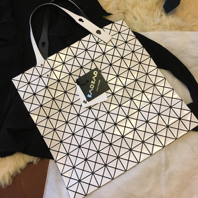 ISSEY MIYAKE(イッセイミヤケ)の専用 イッセイミヤケ BAOBAO プリズム １０X１０ 新品未使用 艶白 レディースのバッグ(トートバッグ)の商品写真