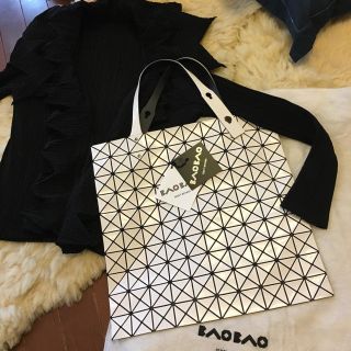 イッセイミヤケ(ISSEY MIYAKE)の専用 イッセイミヤケ BAOBAO プリズム １０X１０ 新品未使用 艶白(トートバッグ)