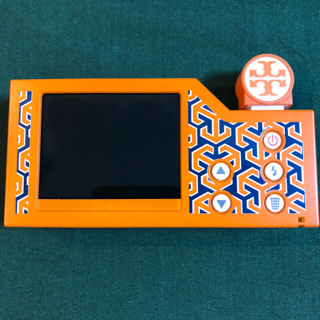 Tory Burch(トリーバーチ)のQlixデジカメ  TORY BURCH 限定1000台！新品同様 スマホ/家電/カメラのカメラ(コンパクトデジタルカメラ)の商品写真