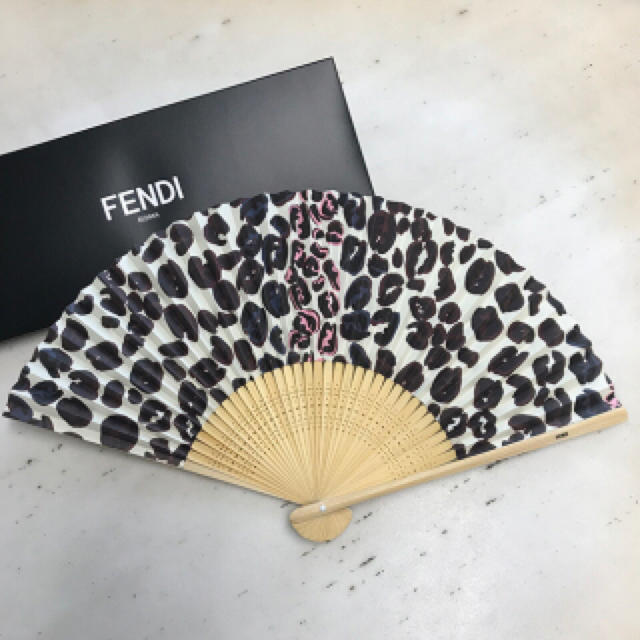 FENDI(フェンディ)の【新品未開封】FENDI 扇子  Numero 付録 レディースのファッション小物(その他)の商品写真