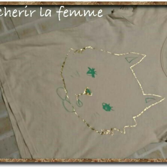 franche lippee(フランシュリッペ)のcherir la femme猫刺繍入りカットソーベージュフランシュリッペねこ レディースのトップス(シャツ/ブラウス(半袖/袖なし))の商品写真