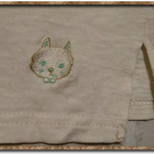 franche lippee(フランシュリッペ)のcherir la femme猫刺繍入りカットソーベージュフランシュリッペねこ レディースのトップス(シャツ/ブラウス(半袖/袖なし))の商品写真