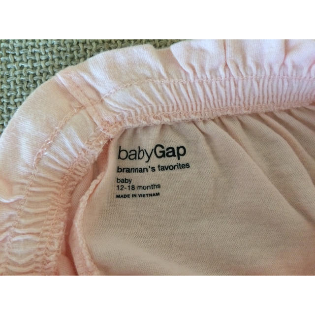 babyGAP(ベビーギャップ)のbabyGap ベビーピンクブルマ キッズ/ベビー/マタニティのベビー服(~85cm)(パンツ)の商品写真