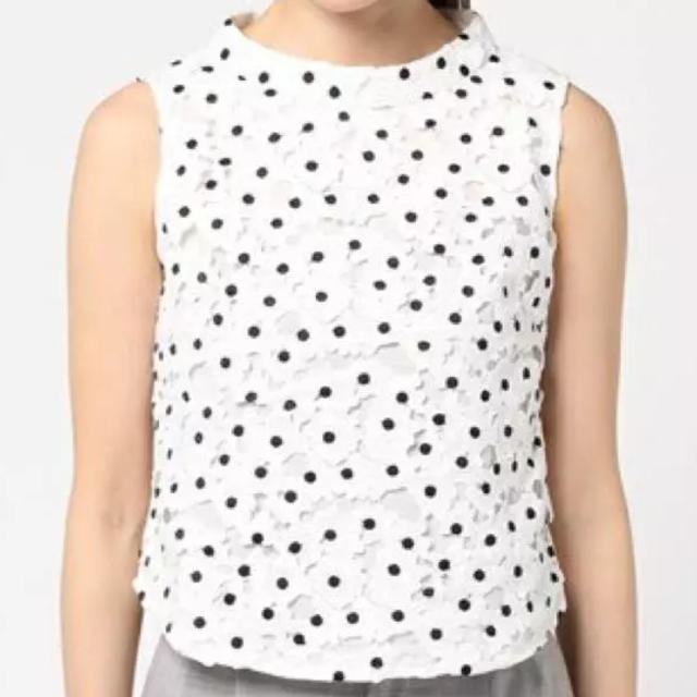 REDYAZEL(レディアゼル)のREDYAZEL♡フラワーモチーフののノースリーブシャツ レディースのトップス(シャツ/ブラウス(半袖/袖なし))の商品写真