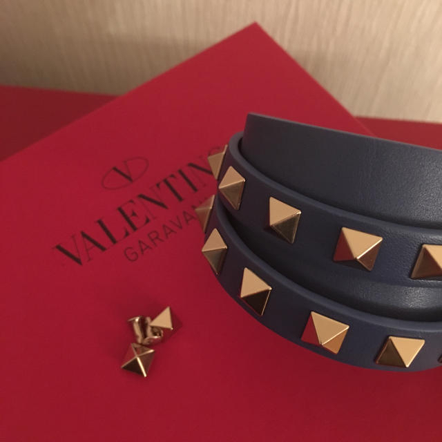 VALENTINO(ヴァレンティノ)のVALENTINOスタッズブレスレット超美品 レディースのアクセサリー(ブレスレット/バングル)の商品写真