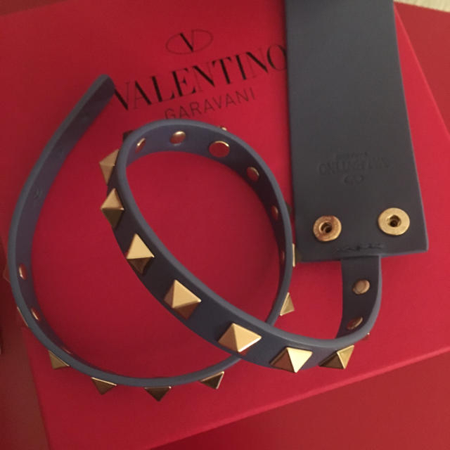 VALENTINO(ヴァレンティノ)のVALENTINOスタッズブレスレット超美品 レディースのアクセサリー(ブレスレット/バングル)の商品写真