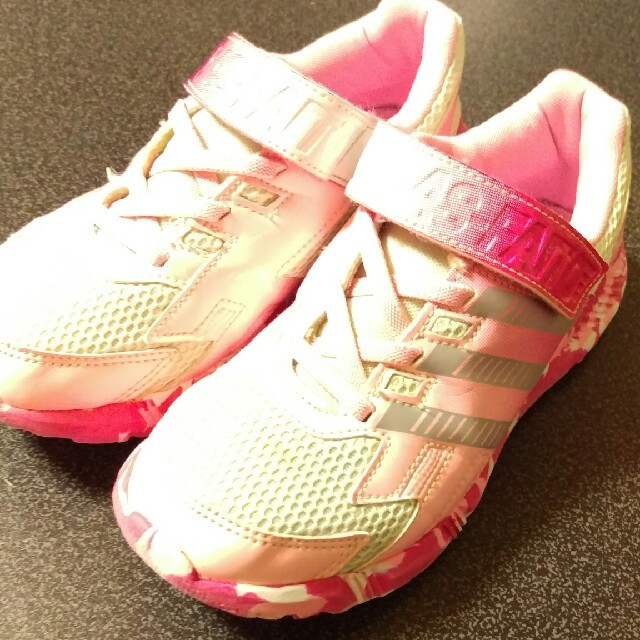 adidas(アディダス)のadidasキッズスニーカー21,5サイズ キッズ/ベビー/マタニティのキッズ靴/シューズ(15cm~)(スニーカー)の商品写真