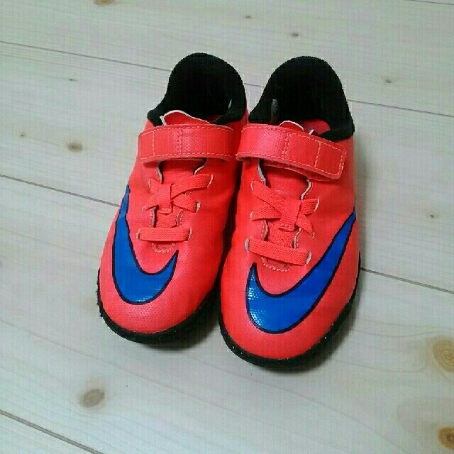 NIKE(ナイキ)の【かおrin♡様専用】サッカー トレーニングシューズ NIKE 17cm スポーツ/アウトドアのサッカー/フットサル(シューズ)の商品写真