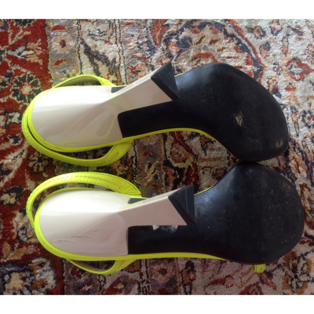 miumiu(ミュウミュウ)のミュウミュウ サンダル イエロー 黄色 レディースの靴/シューズ(サンダル)の商品写真