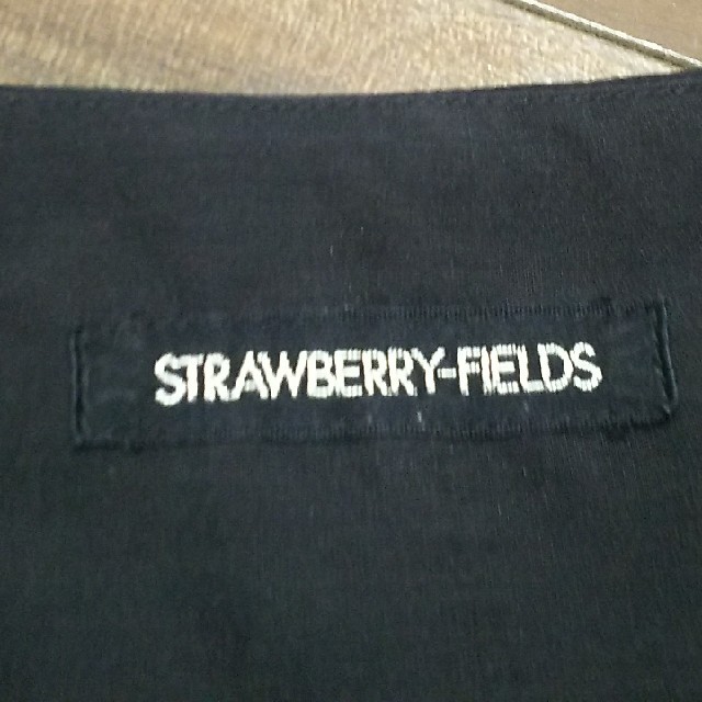 STRAWBERRY-FIELDS(ストロベリーフィールズ)のstrawberryFieldsストロベリーフィールズ黒ブラウス  レディースのトップス(シャツ/ブラウス(長袖/七分))の商品写真