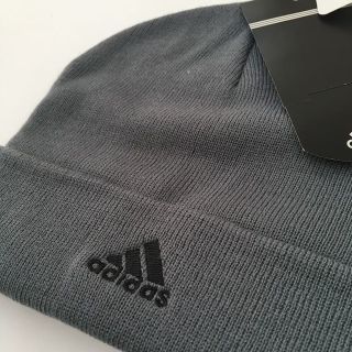 アディダス(adidas)のADIDASアディダスニット帽子グレーフリーサイズ新品未使用品ユニセックス(その他)