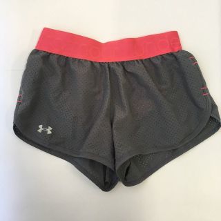 アンダーアーマー(UNDER ARMOUR)のアンダーアーマーショートパンツアンダー付き（グレー）ＵＳＡサイズＸＳ着用感あり(ショートパンツ)