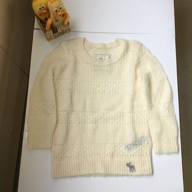 Abercrombie&Fitch(アバクロンビーアンドフィッチ)の小さめアバクロＫＩＤＳ（ＸＬ）セーター新品未着用　実寸の確認をお願いします キッズ/ベビー/マタニティのキッズ服女の子用(90cm~)(その他)の商品写真