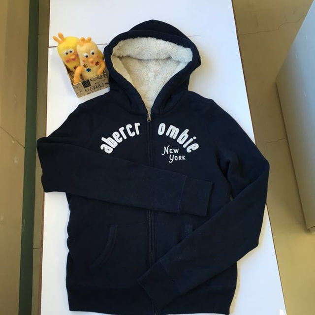 Abercrombie&Fitch(アバクロンビーアンドフィッチ)のアバクロＫＩＤＳジャケットＸＬ１５０ｃｍ程度女性もＯＫ着用感あり送料込1000円 キッズ/ベビー/マタニティのキッズ服女の子用(90cm~)(その他)の商品写真