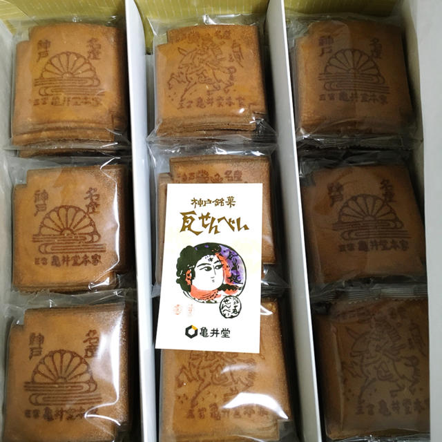 神戸銘菓 亀井堂本家 瓦せんべい 2枚入×16袋 32枚 食品/飲料/酒の食品(菓子/デザート)の商品写真
