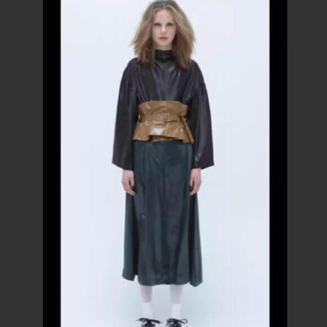 TOGA(トーガ)のTOGAプルラ ベルト付きサテンスカート レディースのスカート(ひざ丈スカート)の商品写真