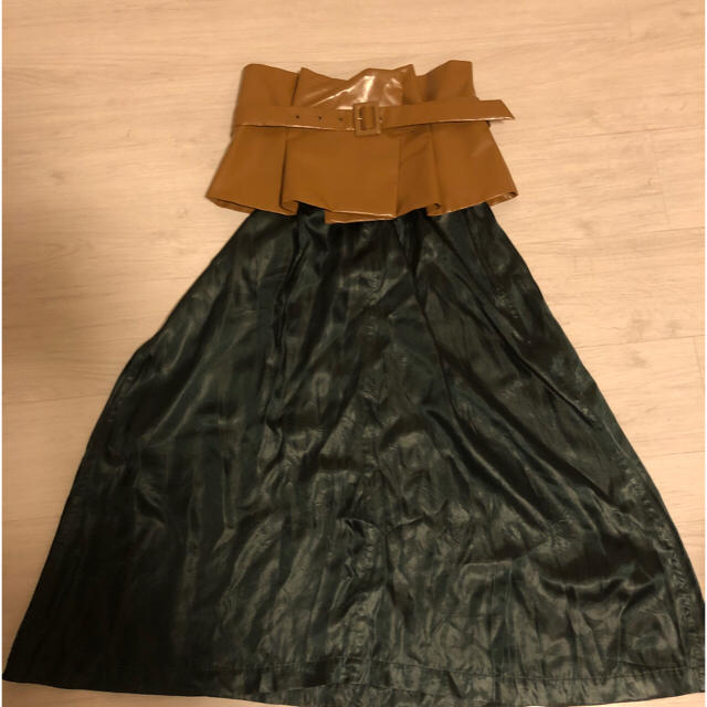 TOGA(トーガ)のTOGAプルラ ベルト付きサテンスカート レディースのスカート(ひざ丈スカート)の商品写真