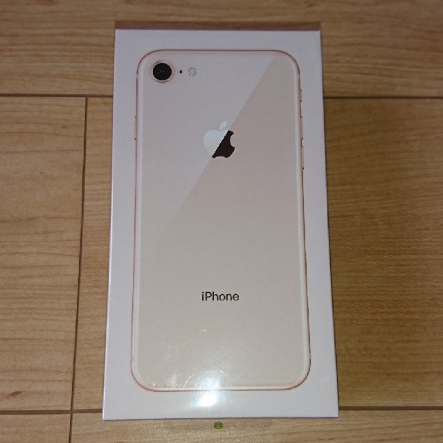 Apple(アップル)のiPhone8 64GB Gold 新品未開封 スマホ/家電/カメラのスマートフォン/携帯電話(スマートフォン本体)の商品写真